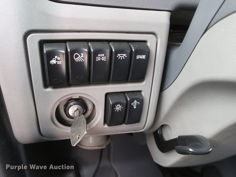 image for item IY9155 2016 Peterbilt 579  semi truck