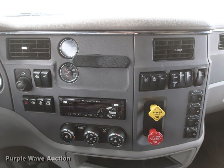 image for item IY9155 2016 Peterbilt 579  semi truck