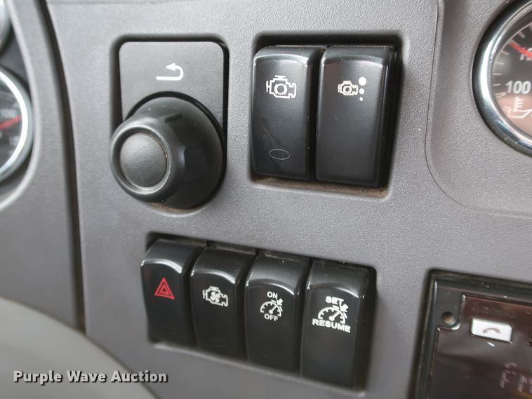 image for item IY9155 2016 Peterbilt 579  semi truck