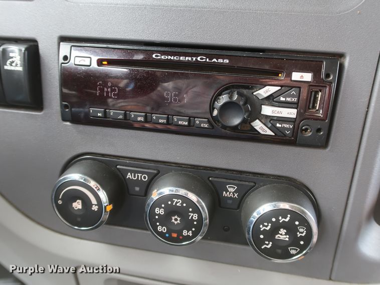 image for item IY9155 2016 Peterbilt 579  semi truck