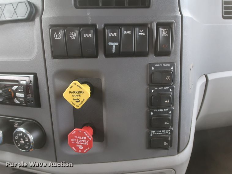 image for item IY9155 2016 Peterbilt 579  semi truck