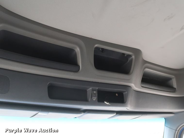 image for item IY9155 2016 Peterbilt 579  semi truck