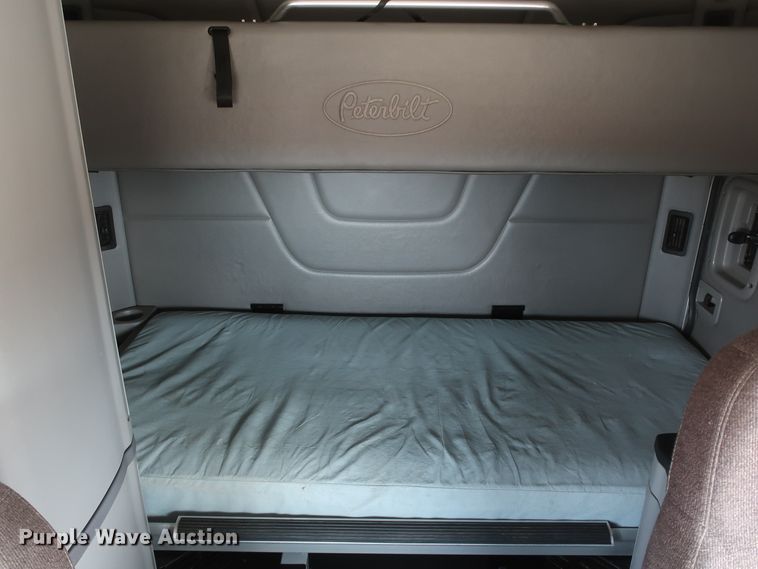 image for item IY9155 2016 Peterbilt 579  semi truck