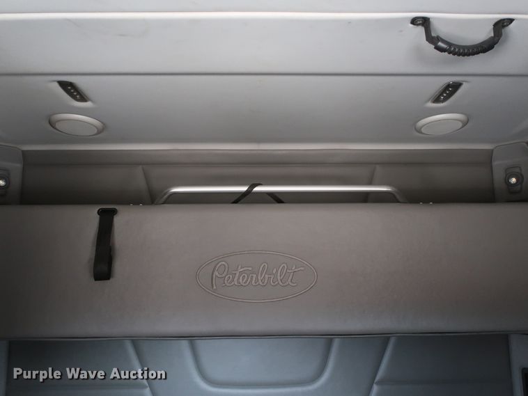 image for item IY9155 2016 Peterbilt 579  semi truck