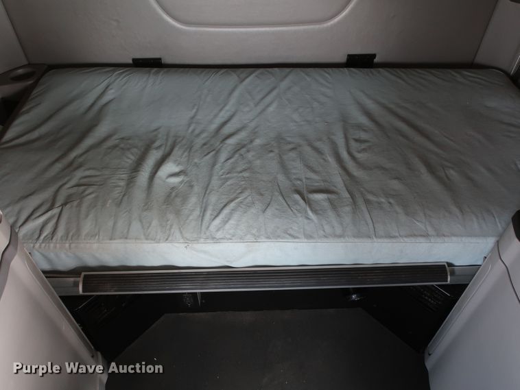 image for item IY9155 2016 Peterbilt 579  semi truck