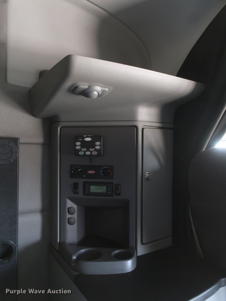 image for item IY9155 2016 Peterbilt 579  semi truck