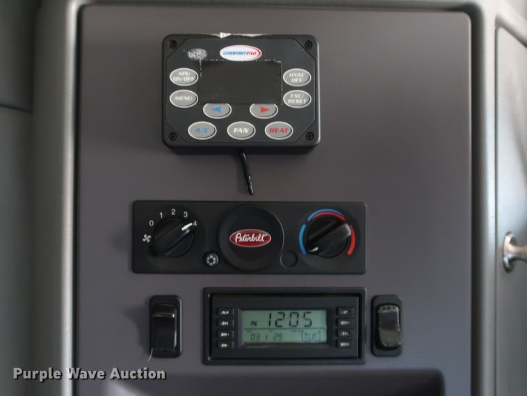 image for item IY9155 2016 Peterbilt 579  semi truck