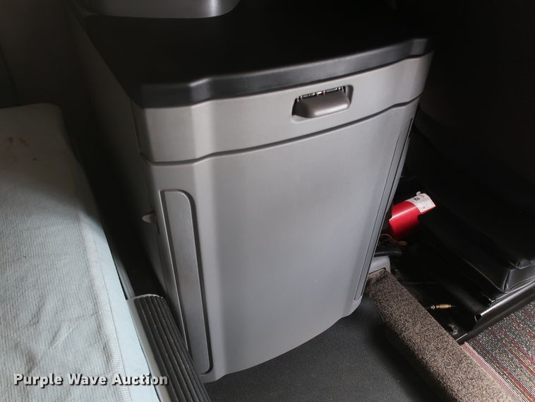 image for item IY9155 2016 Peterbilt 579  semi truck