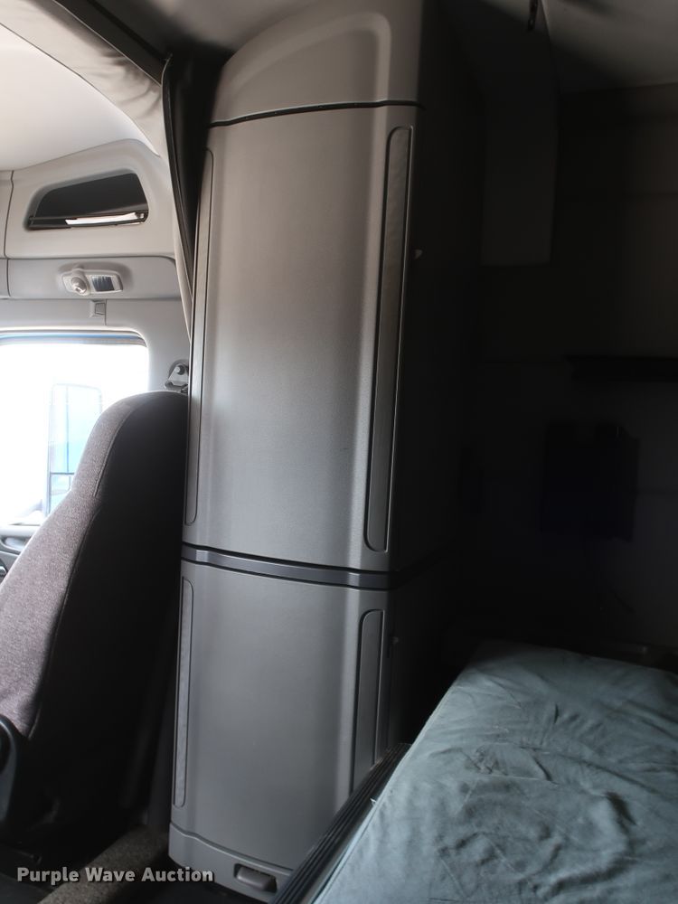 image for item IY9155 2016 Peterbilt 579  semi truck