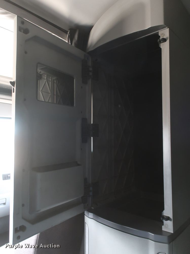 image for item IY9155 2016 Peterbilt 579  semi truck