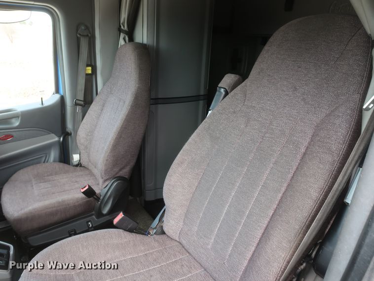 image for item IY9155 2016 Peterbilt 579  semi truck