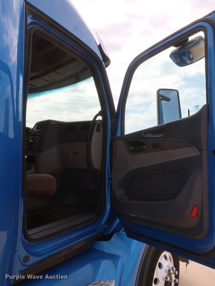 image for item IY9155 2016 Peterbilt 579  semi truck