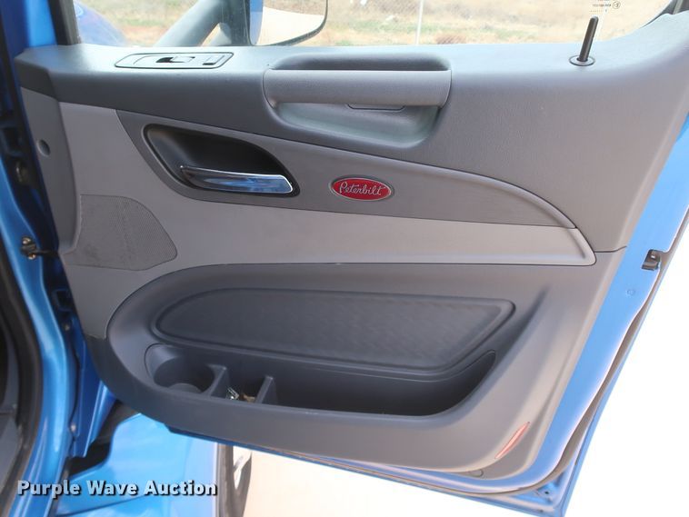 image for item IY9155 2016 Peterbilt 579  semi truck