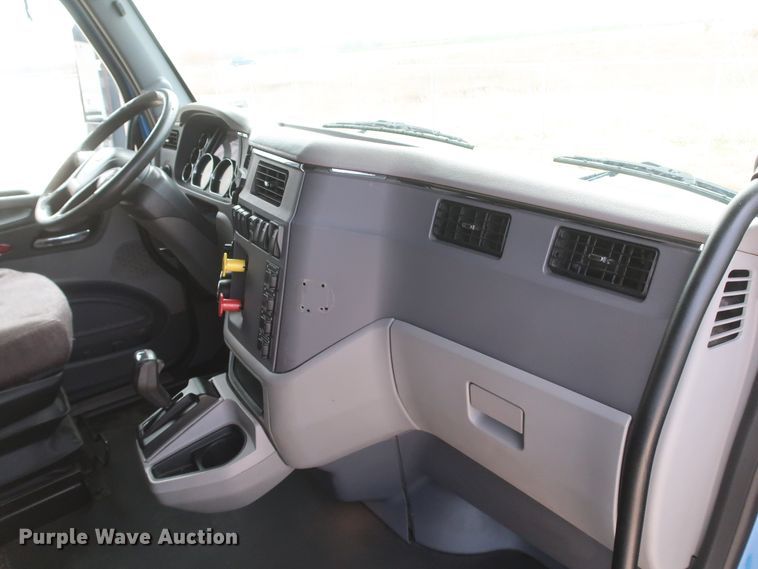 image for item IY9155 2016 Peterbilt 579  semi truck