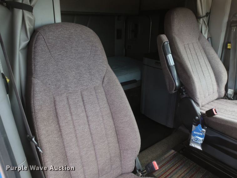 image for item IY9155 2016 Peterbilt 579  semi truck