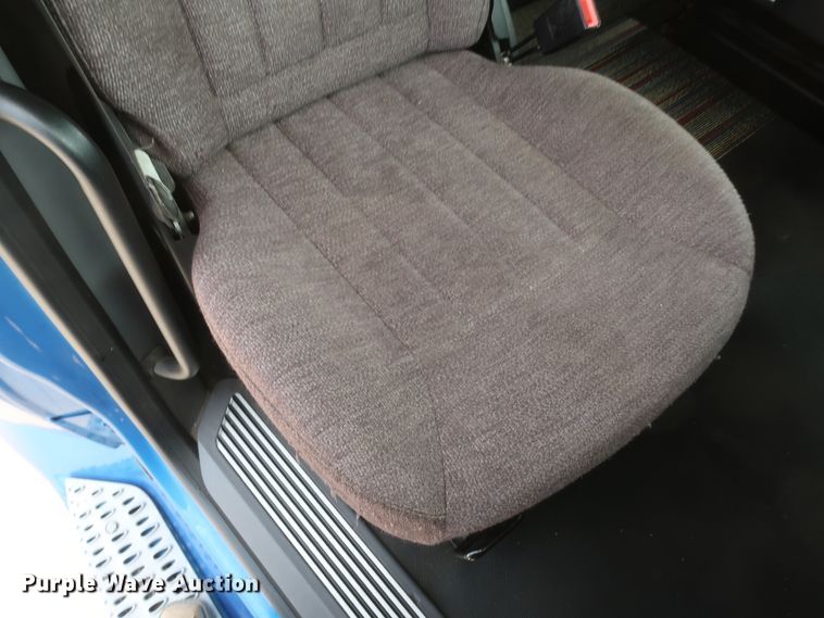 image for item IY9155 2016 Peterbilt 579  semi truck