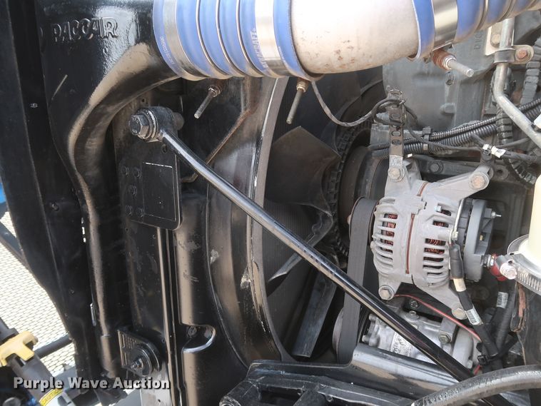 image for item IY9155 2016 Peterbilt 579  semi truck