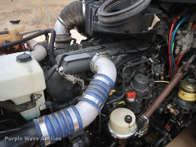 image for item IY9155 2016 Peterbilt 579  semi truck