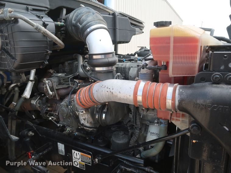 image for item IY9155 2016 Peterbilt 579  semi truck