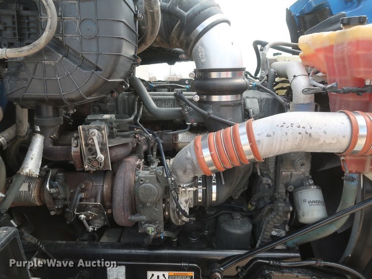 image for item IY9155 2016 Peterbilt 579  semi truck