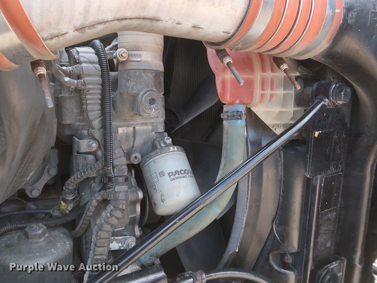 image for item IY9155 2016 Peterbilt 579  semi truck