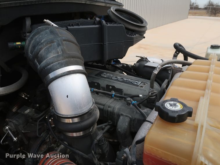 image for item IY9155 2016 Peterbilt 579  semi truck