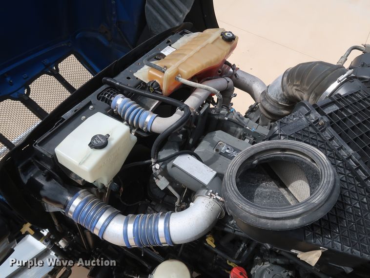 image for item IY9155 2016 Peterbilt 579  semi truck