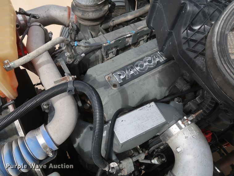 image for item IY9155 2016 Peterbilt 579  semi truck