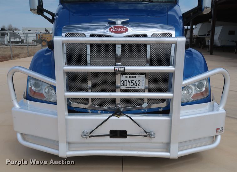image for item IY9155 2016 Peterbilt 579  semi truck