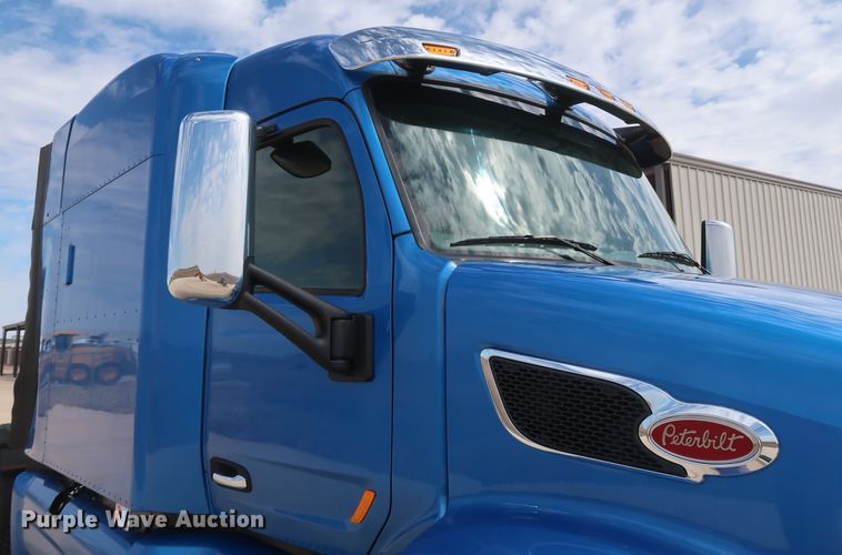 image for item IY9155 2016 Peterbilt 579  semi truck