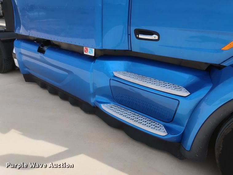 image for item IY9155 2016 Peterbilt 579  semi truck