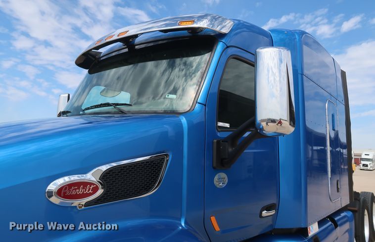 image for item IY9155 2016 Peterbilt 579  semi truck