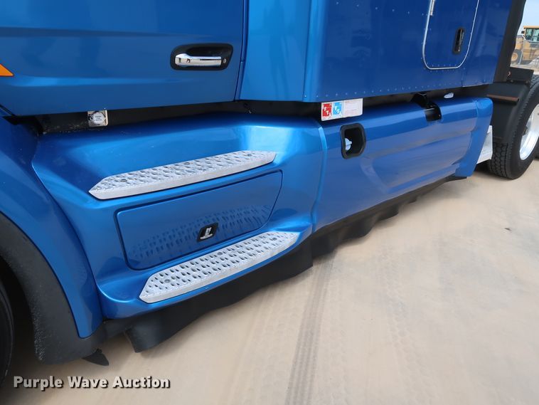 image for item IY9155 2016 Peterbilt 579  semi truck