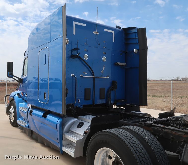 image for item IY9155 2016 Peterbilt 579  semi truck