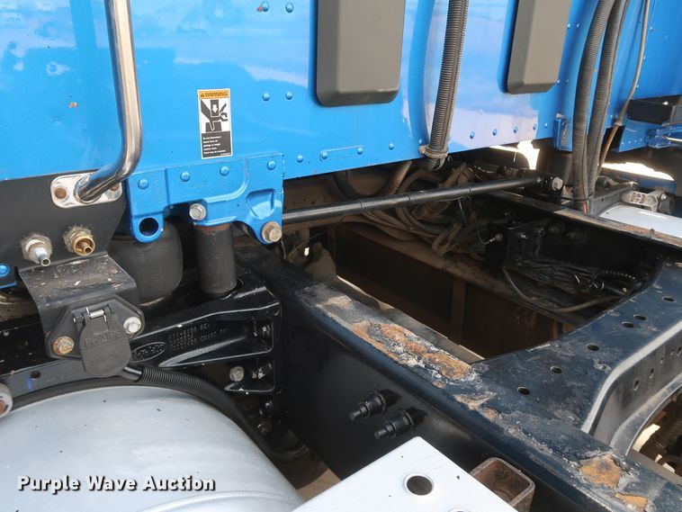 image for item IY9155 2016 Peterbilt 579  semi truck