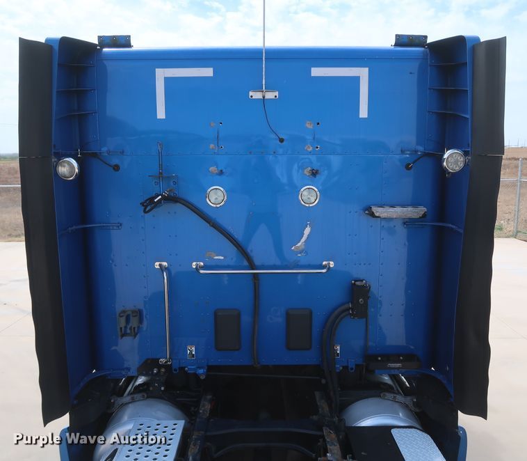 image for item IY9155 2016 Peterbilt 579  semi truck