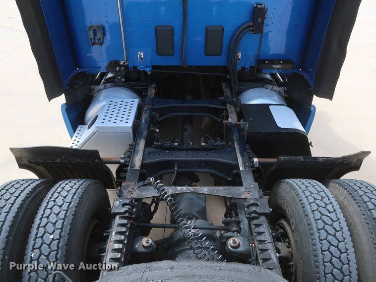 image for item IY9155 2016 Peterbilt 579  semi truck