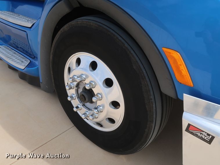 image for item IY9155 2016 Peterbilt 579  semi truck