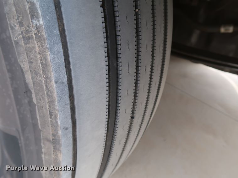 image for item IY9155 2016 Peterbilt 579  semi truck