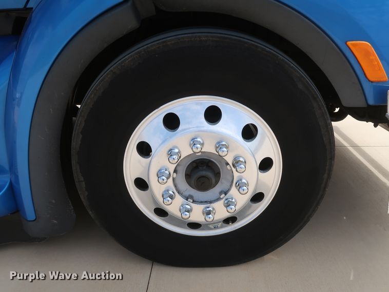 image for item IY9155 2016 Peterbilt 579  semi truck