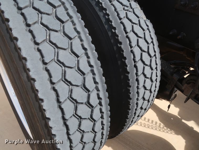 image for item IY9155 2016 Peterbilt 579  semi truck