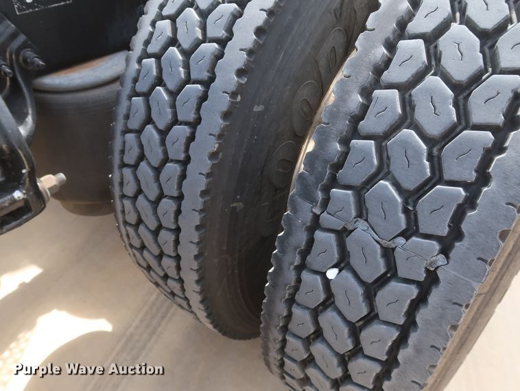 image for item IY9155 2016 Peterbilt 579  semi truck