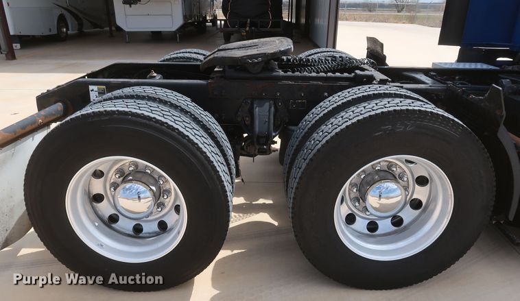 image for item IY9155 2016 Peterbilt 579  semi truck