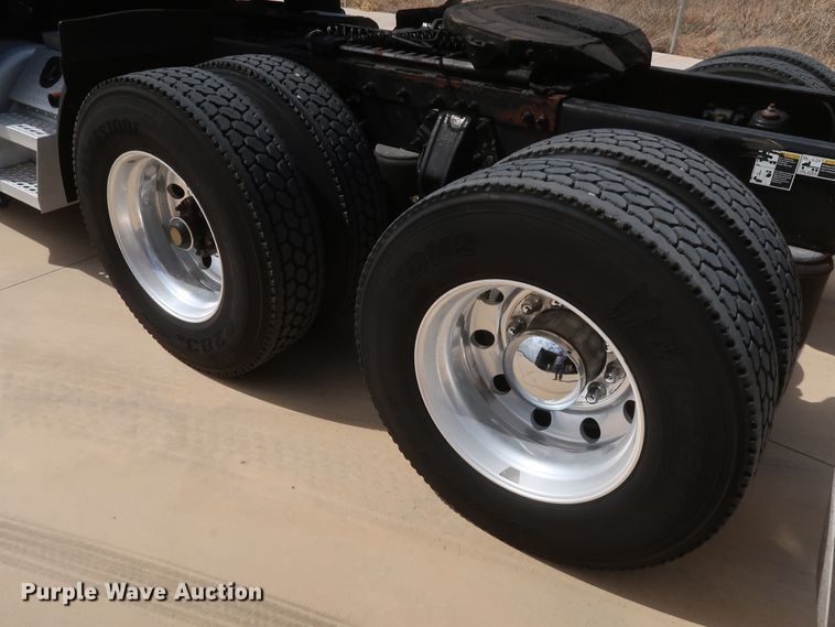 image for item IY9155 2016 Peterbilt 579  semi truck