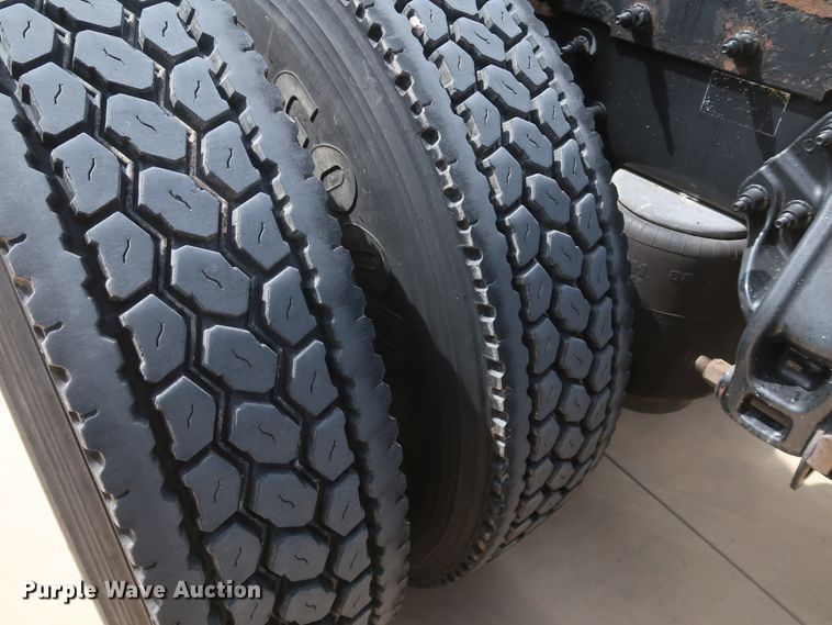 image for item IY9155 2016 Peterbilt 579  semi truck