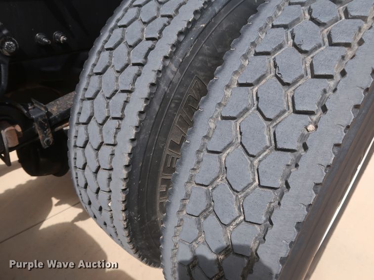 image for item IY9155 2016 Peterbilt 579  semi truck