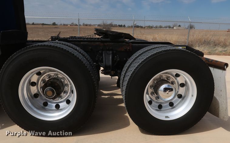 image for item IY9155 2016 Peterbilt 579  semi truck