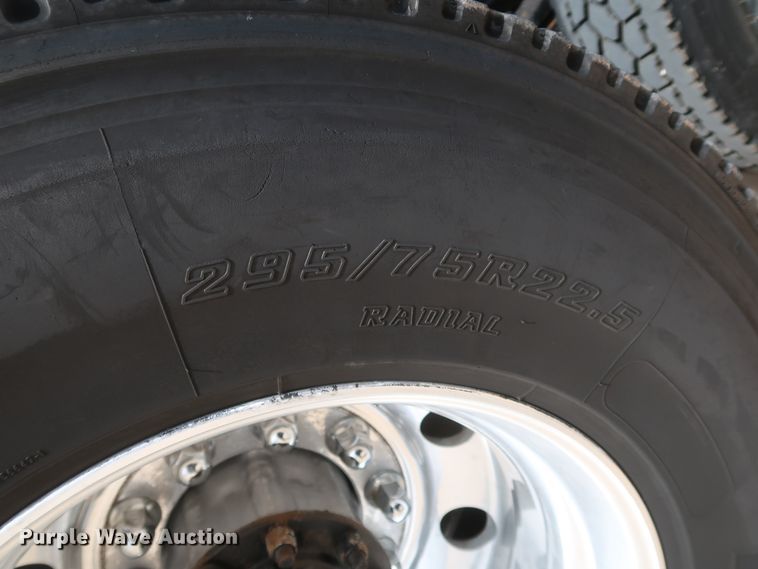 image for item IY9155 2016 Peterbilt 579  semi truck