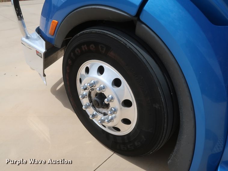 image for item IY9155 2016 Peterbilt 579  semi truck