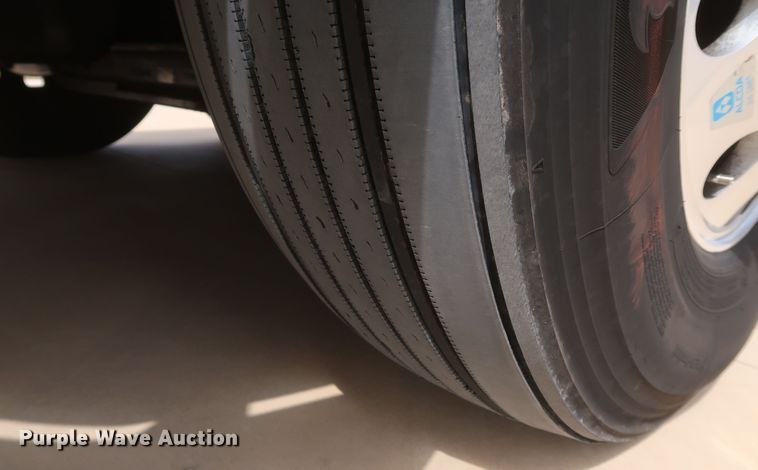 image for item IY9155 2016 Peterbilt 579  semi truck